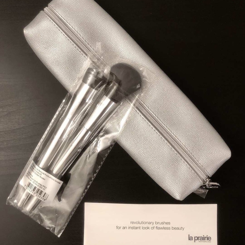 La Prairie makeup brush set w/ pouch